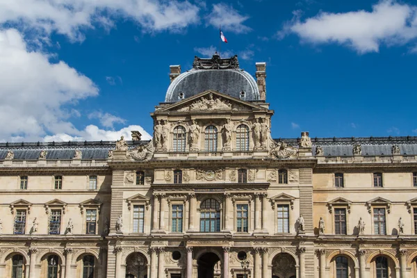 PARÍS - 7 DE JUNIO: Edificio del Louvre el 7 de junio de 2012 en el Museo del Louvre — Foto de Stock