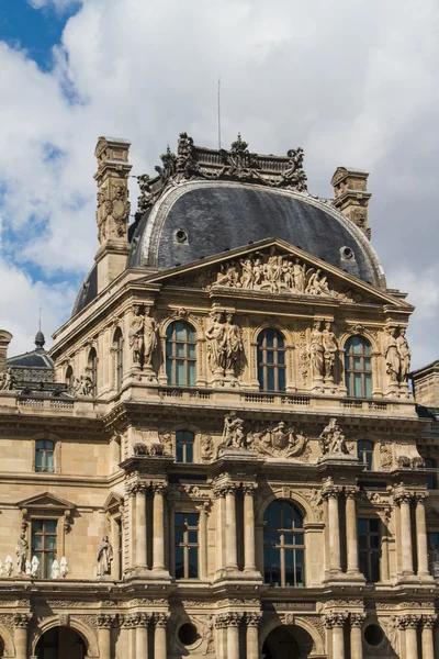 Paris - 7 juni: Louvren byggnad den 7 juni, 2012 i Louvren — Stockfoto