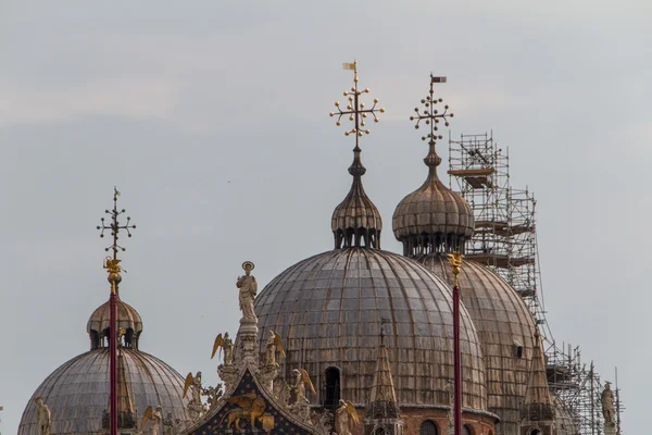 Saint işaretleri Bazilikası, katedral, kilise heykel mozaik ayrıntıları — Stok fotoğraf