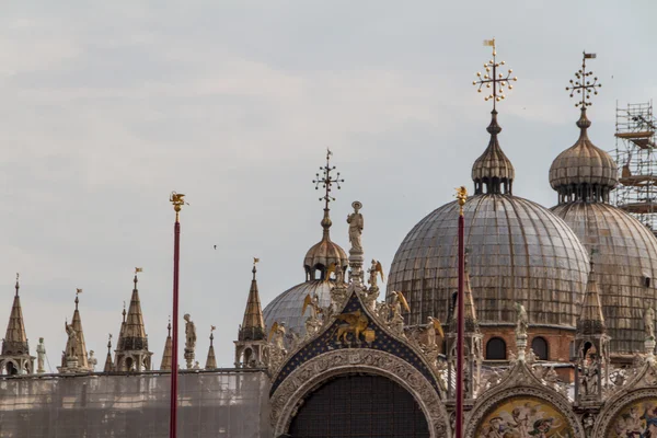 Saint işaretleri Bazilikası, katedral, kilise heykel mozaik ayrıntıları — Stok fotoğraf