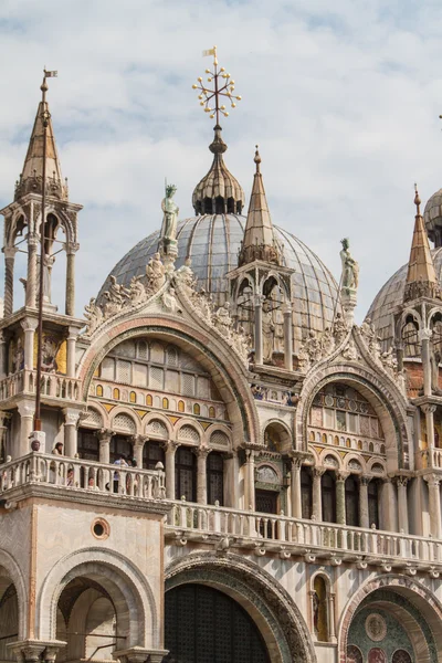 Saint marks basiliek, de kathedraal, de kerk standbeelden mozaïeken details — Stockfoto