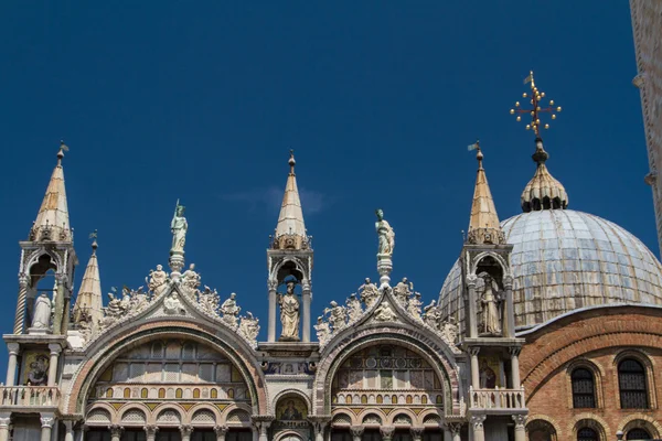 Heiliger kennzeichnet Basilika, Kathedrale, Kirchenstatuen Mosaiken Details — Stockfoto