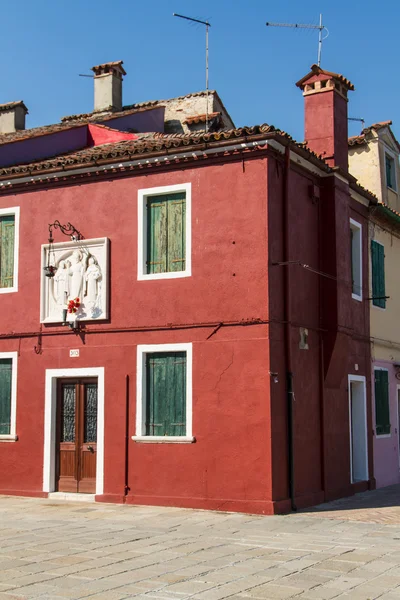 Řada barevných domků v burano ulice, Itálie. — Stock fotografie