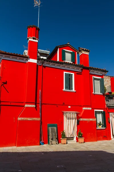 La fila di case colorate in via Burano, Italia . — Foto Stock