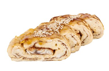 omlet maki sushi - içinde füme yılan balığı bir rulo yaptı. ile tepesinde