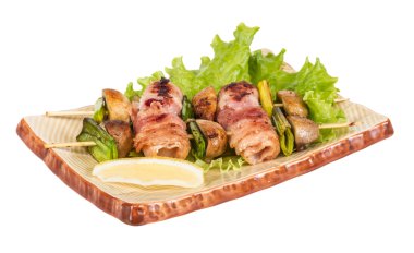 pastırma ızgara tarak mantar ve pastırma ile sarılmış