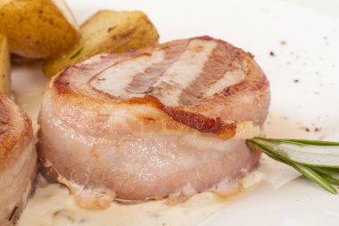 domuz pastırması, ızgara sebze püresi, sarılı ızgara biftek