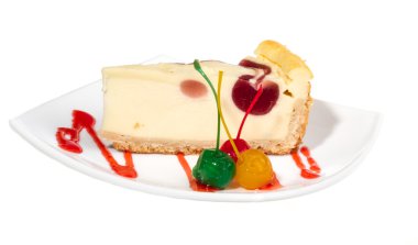 bir dilim beyaz zemin üzerine vişneli cheesecake closeup