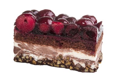 Beyaz arka planda vişneli çikolatalı pasta.