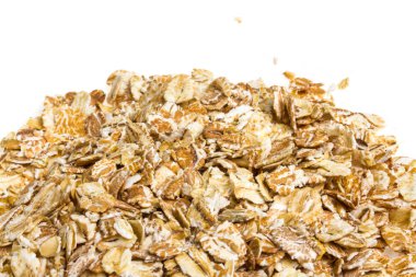 Beyaz arka plan üzerinde izole kuru haddelenmiş yulaf yığını