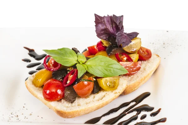 Sappige tomaten op vers brood, pesto als topping — Stockfoto