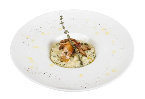 Foto van heerlijke risotto schotel met kruiden en paddestoelen op whit — Stockfoto