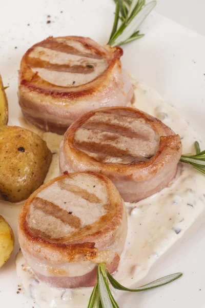 Filete a la parrilla envuelto en tocino, con verduras a la parrilla, puré —  Fotos de Stock