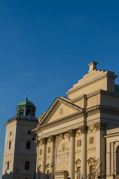 华沙，波兰。圣安娜新古典主义教会在旧镇夸脱 — 图库照片