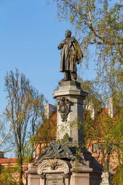 Varşova, Polonya'nın başkenti şehir. anıt adam mickiewicz, — Stok fotoğraf
