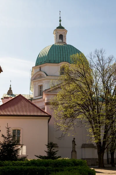 St. Kazimierz Kerk op het Nieuwe Stadsplein in Warschau, Polen — Stockfoto