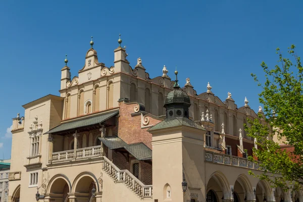 Edificio Sukiennice a Cracovia in strana prospettiva, Polonia — Foto Stock