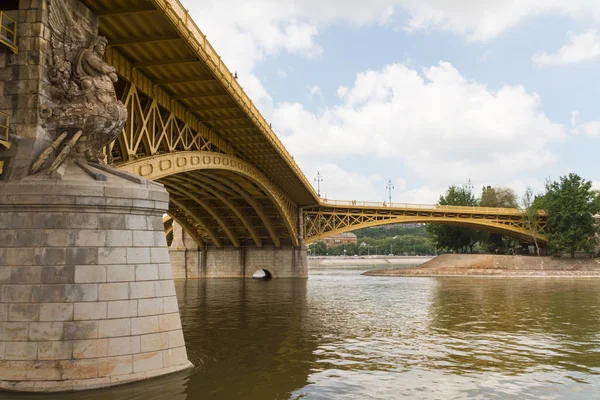 Festői kilátás nyílik a nemrégiben felújított margit híd-Budapest. — Stock Fotó