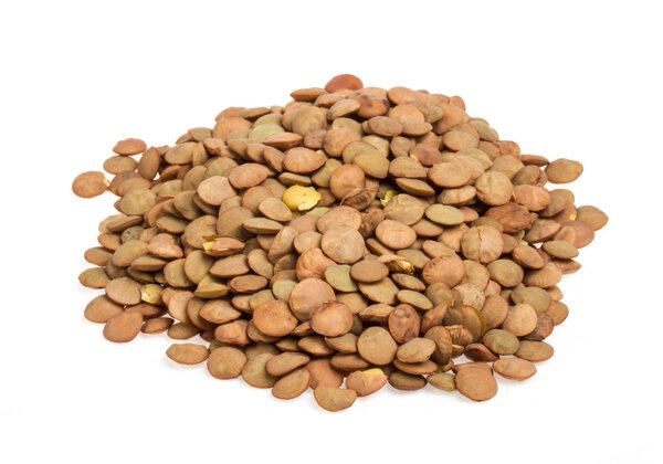 Чечевица изолированы на белом фоне