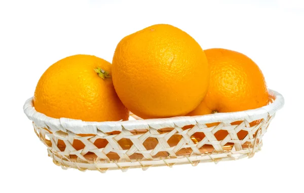 Monte de laranjas no prato no fundo branco — Fotografia de Stock