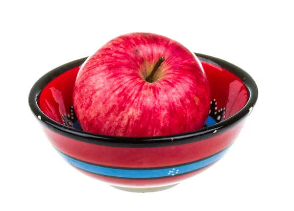 Свежие красные яблоки в блюде изолированы на белом фоне — стоковое фото