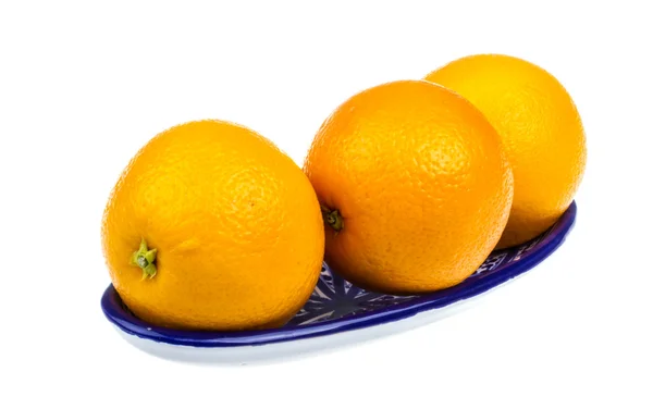 Куча апельсинов в тарелке — стоковое фото
