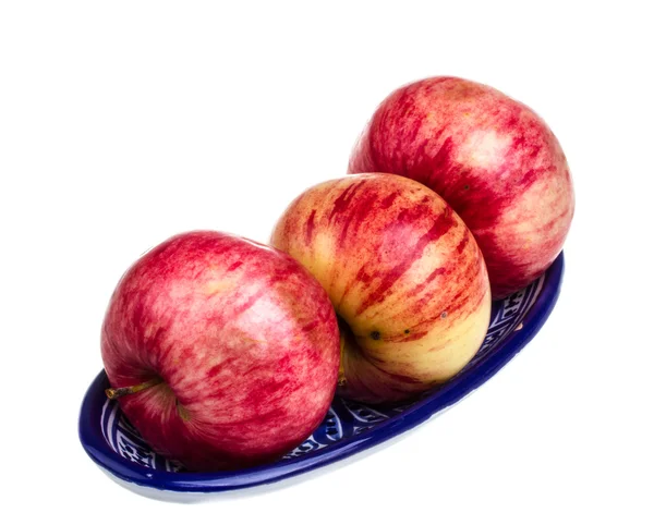 Tuoreet punaiset omenat valkoisella pohjalla eristetyssä astiassa — kuvapankkivalokuva