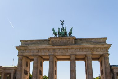 Brandenburger Tor (Brandenburg Kapısı) Antik ağ geçididir