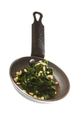 Kavrulmuş tavada haşlanmış ıspanak.