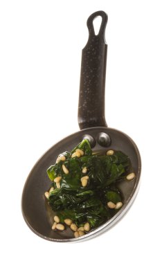 Kavrulmuş tavada haşlanmış ıspanak.