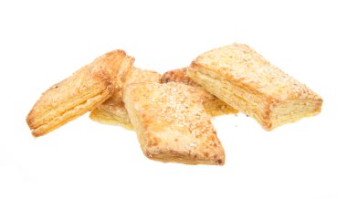 Beyaz arka planda izole edilmiş tatlı kurabiyeler.