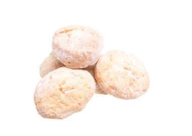 Beyaz arka planda izole edilmiş tatlı kurabiyeler.