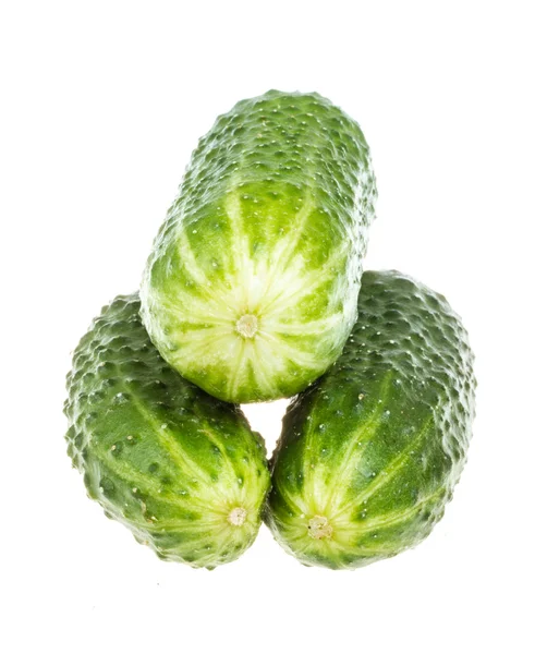 Hälsosam mat. grön gurka isolerad på vit bakgrund — Stockfoto