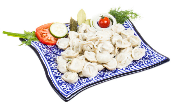 Чаша с традиционным русским блюдом - пельмени
