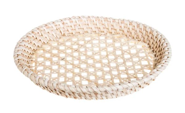 Wickerwork vazio amarelo breadbasket no fundo branco — Fotografia de Stock