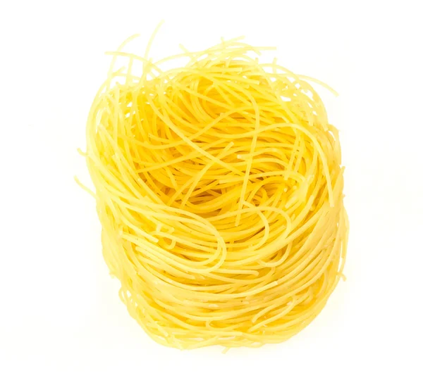 Een deel van de Italiaanse pasta tagliatelle geïsoleerd op wit — Stockfoto