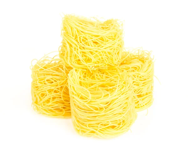 Una porzione di tagliatelle isolate su bianco — Foto Stock