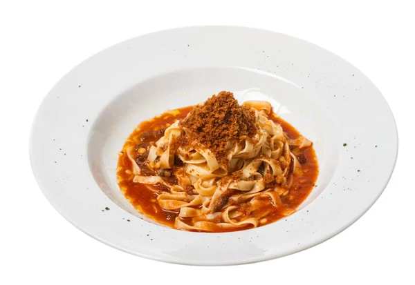 Nudeln mit Tomatensauce Basilikum und geriebenem Parmesan — Stockfoto