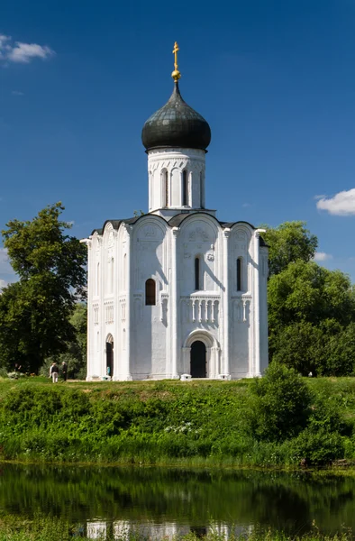 Kirche der Fürbitte am Fluss Nerl — Stockfoto