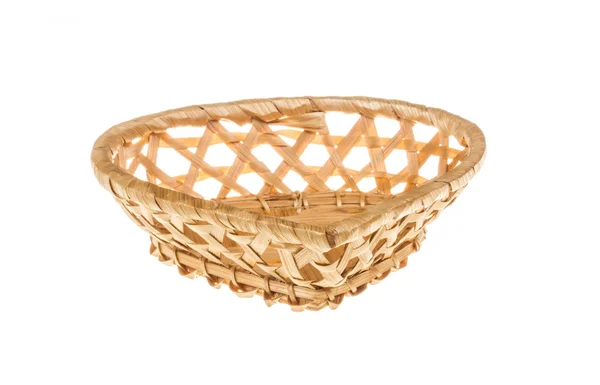 Wickerwork vazio amarelo breadbasket no fundo branco — Fotografia de Stock