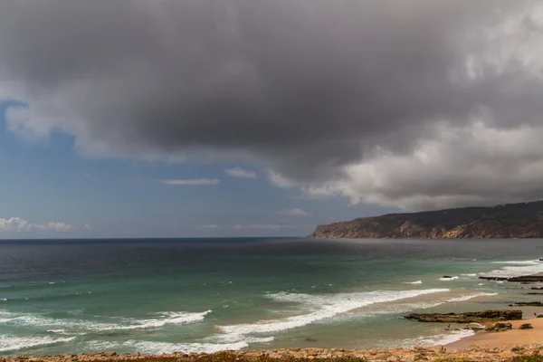 De golven vechten over verlaten rotsachtige kust van de Atlantische Oceaan, portugal — Stockfoto