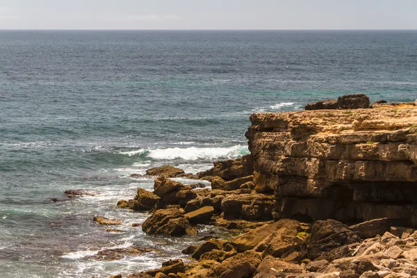 Die Wellen, die an der einsamen Felsküste des Atlantiks kämpfen, portugal — Stockfoto