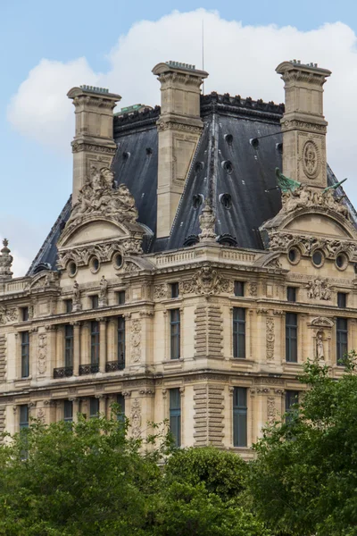 Parijs - 7 juni: louvre gebouw op 7 juni 2012 in museum de Leuvre — Stockfoto