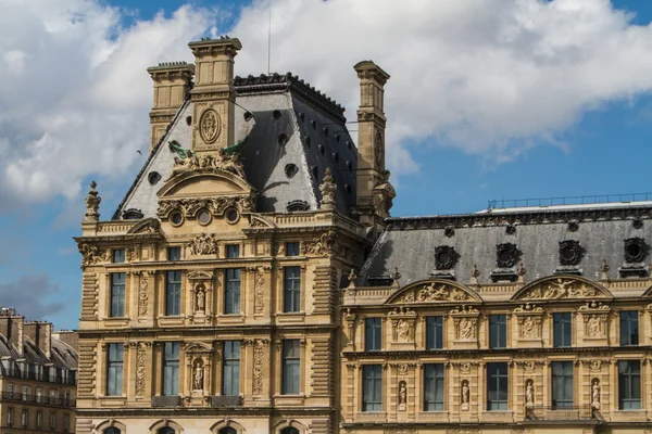 PARIGI - 7 GIUGNO: edificio del Louvre il 7 giugno 2012 al Museo del Louvre — Foto Stock