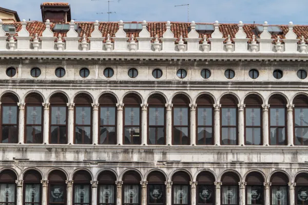 A fragment of the building of the Old Procuratie at the Piazza S — Stock Photo, Image