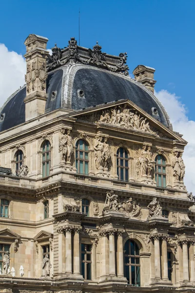 PARÍS - 7 DE JUNIO: Edificio del Louvre el 7 de junio de 2012 en el Museo del Louvre — Foto de Stock