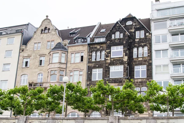 Las fachadas del muelle de Düsseldorf al atardecer — Foto de Stock