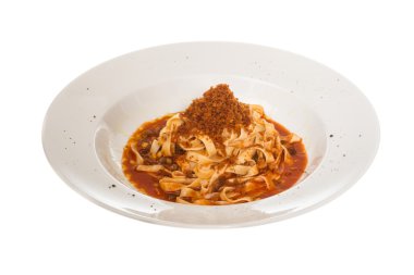 domates sosu, fesleğen ve rendelenmiş parmesan makarna