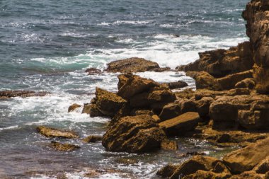 kavga dalgalar Atlantik Okyanusu kayalık sahilleri terk etti.,