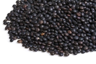 siyah üzerine beyaz izole mercimek yığını